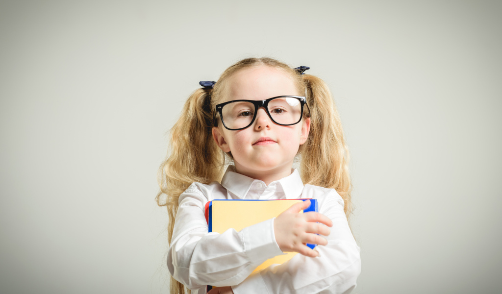 Девочка школьница в очках с книгами