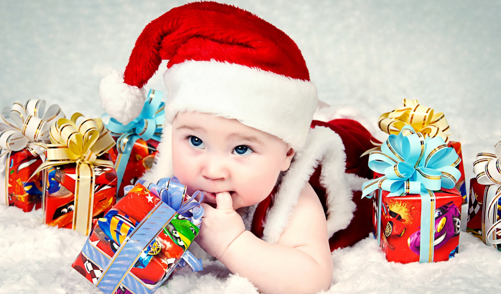 Маленький ребенок в новогоднем костюме с подарками