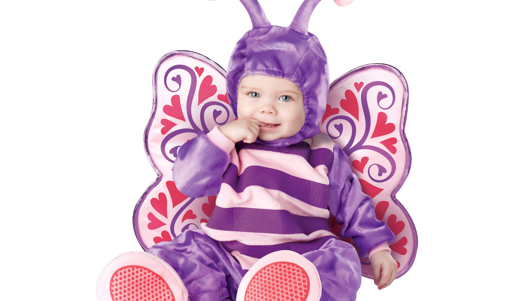 Маленький ребенок в костюме бабочки на белом фоне