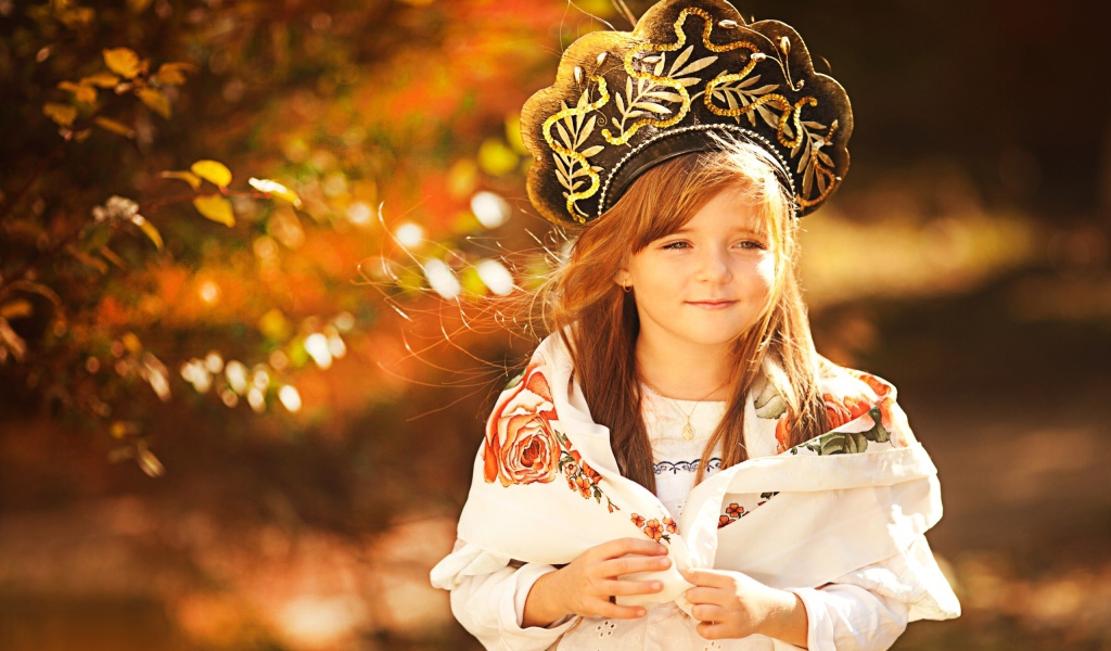 Маленькая красивая девочка в кокошнике 
