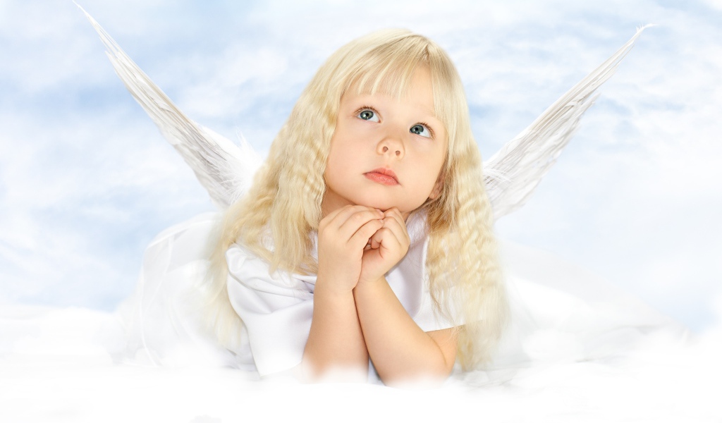 Маленькая девочка блондинка с крыльями ангела