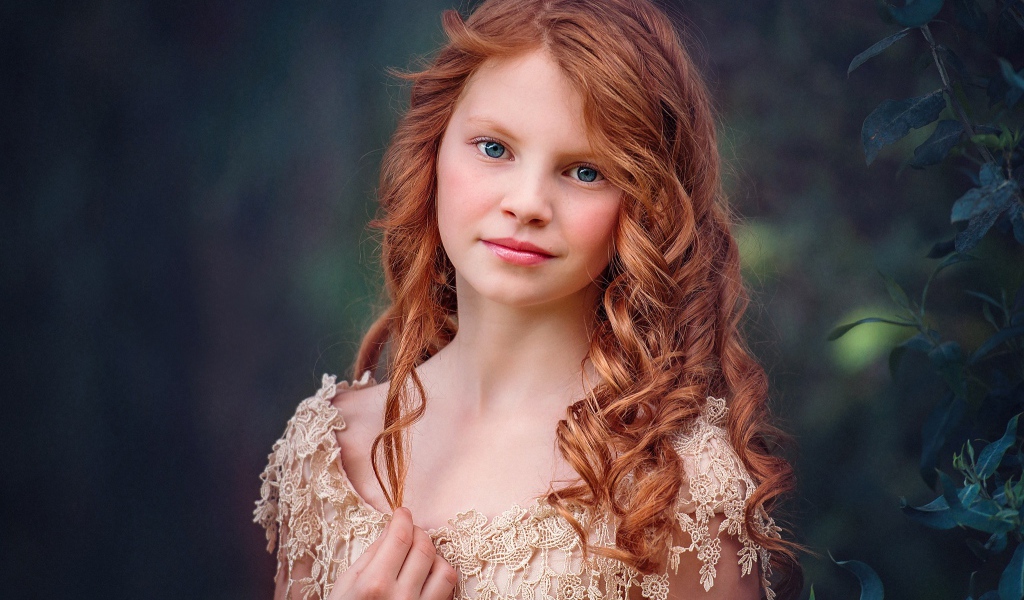 Маленькая голубоглазая рыжеволосая девочка в красивом платье