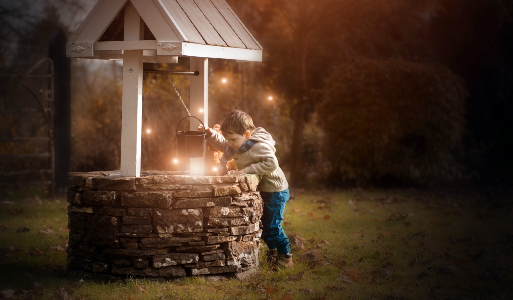 Маленький мальчик у колодца 