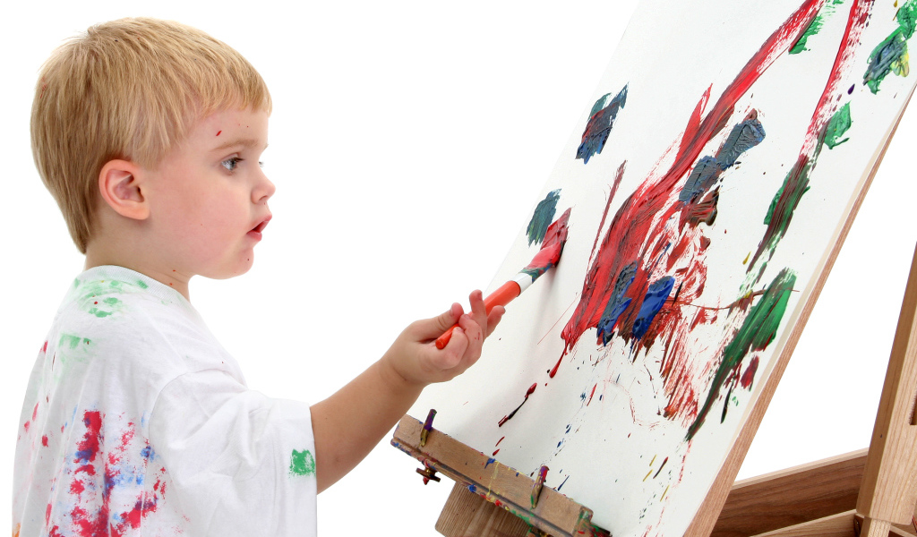 Маленький мальчик рисует красками 