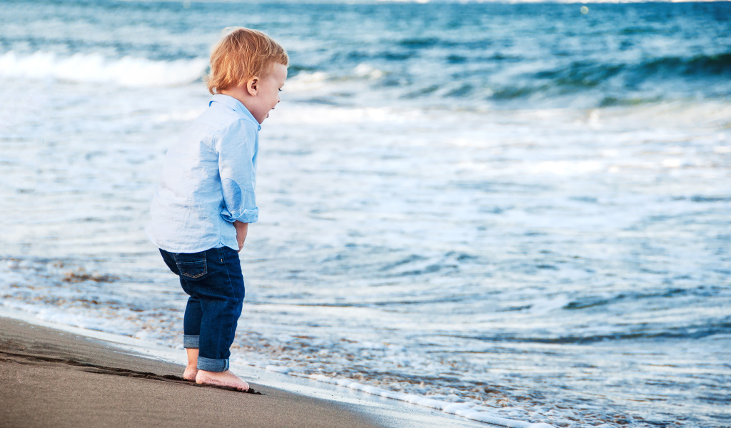 Маленький мальчик на берегу моря 