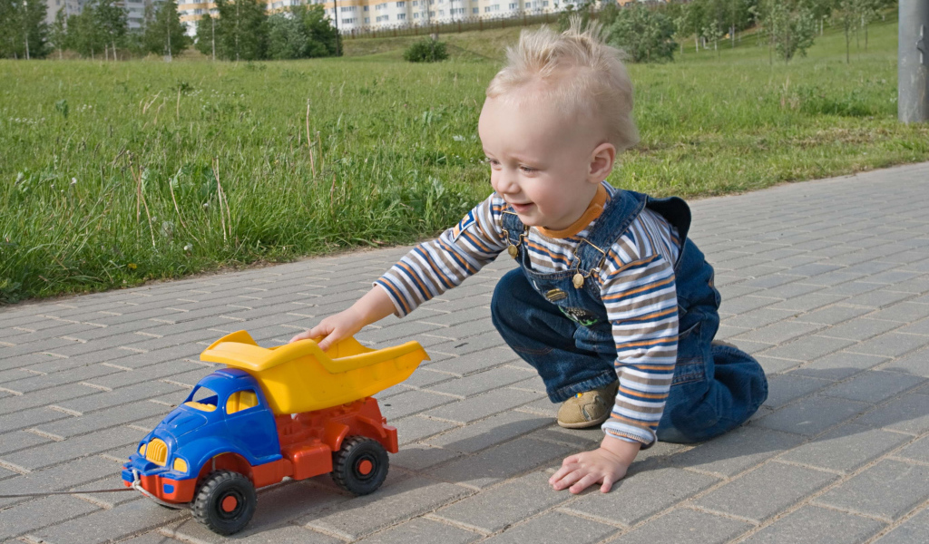 Маленький мальчик играет с машинкой