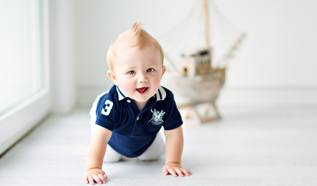 Маленький милый кареглазый мальчик