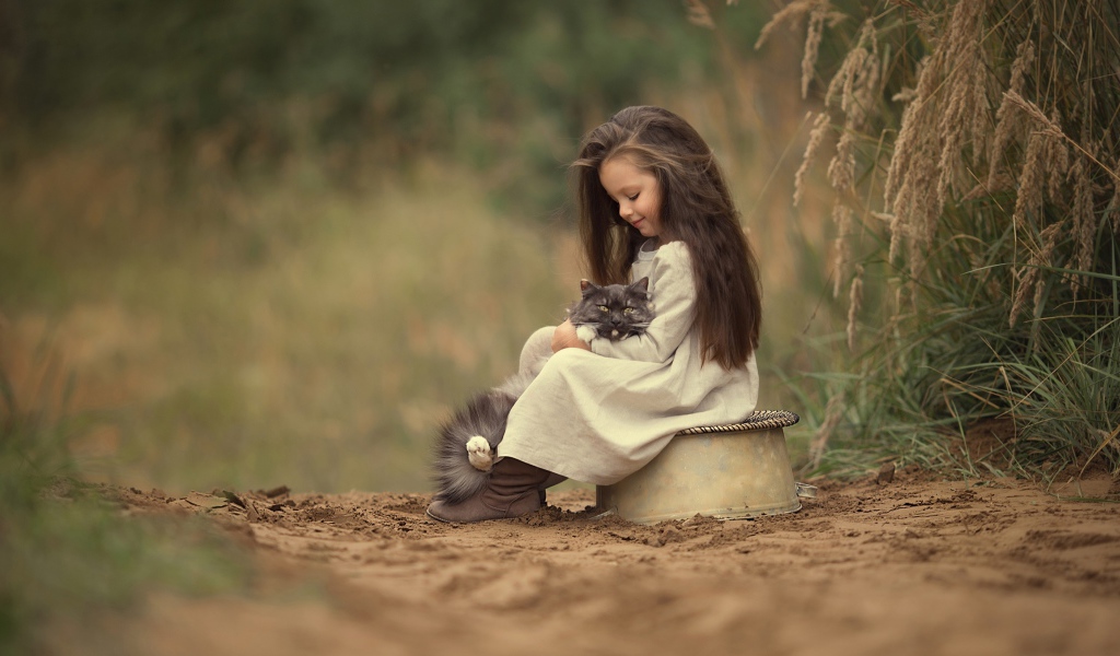 Маленькая милая девочка с котом на дороге 
