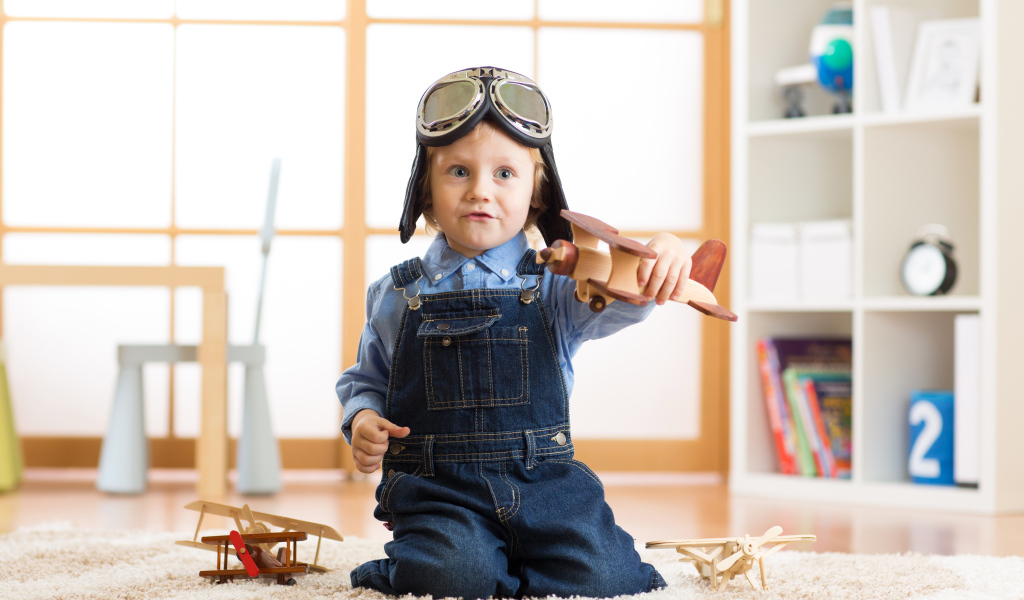 Маленький будущий летчик играет с самолетом