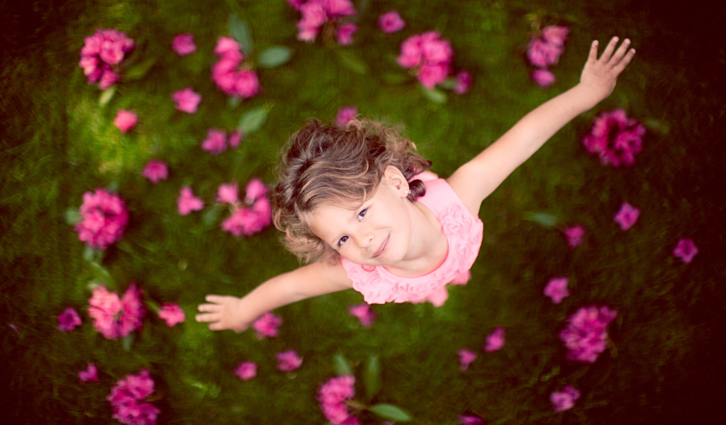 Маленькая девочка в розовом платье, вид сверху