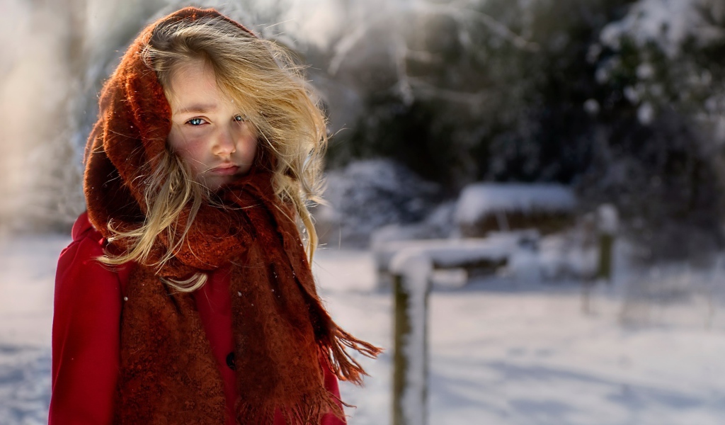 Маленькая девочка в теплом платке зимой
