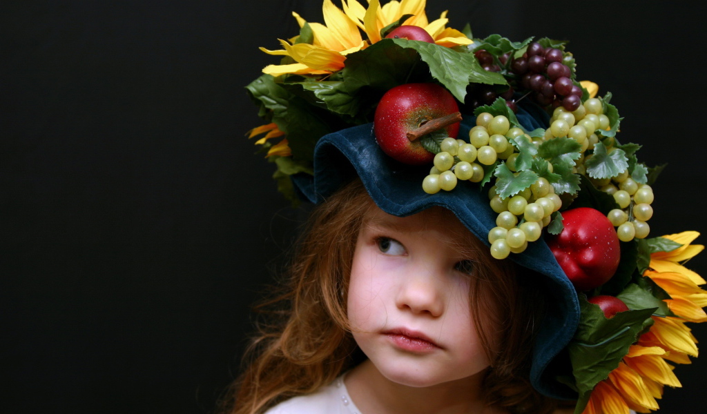 Маленькая девочка в необычной шляпе