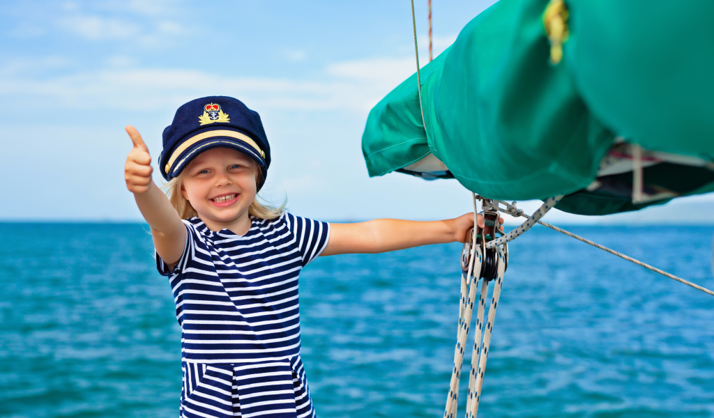 Маленькая девочка в униформе капитана