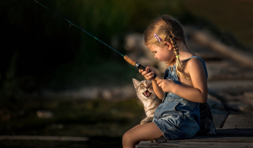 Маленькая девочка на рыбалке с котом