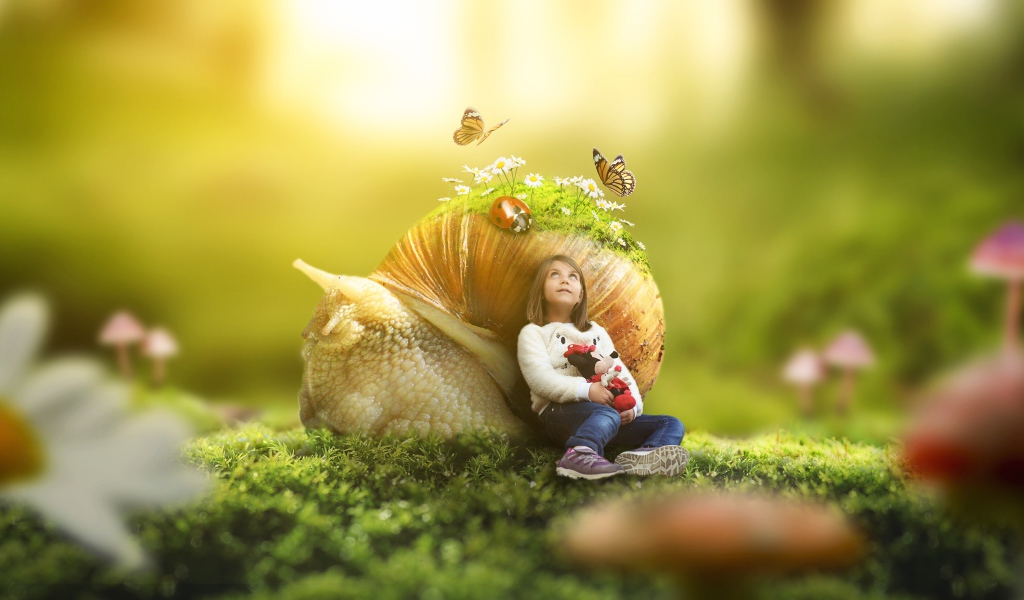 Маленькая девочка с большой улиткой