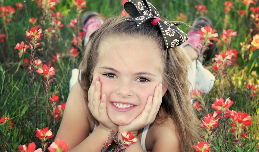 Маленькая девочка с бантом на голове