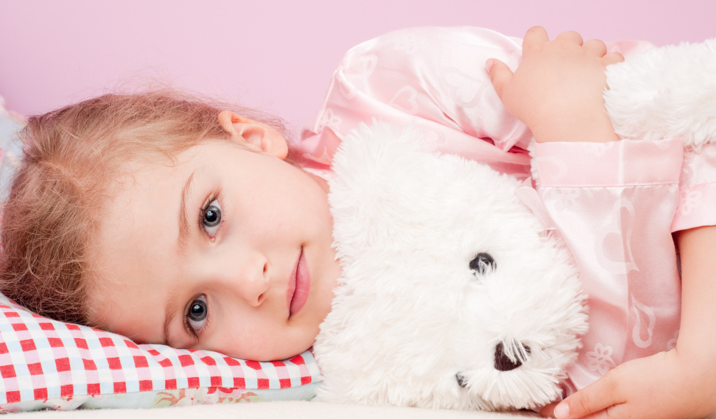 Маленькая девочка с белым игрушечным медведем