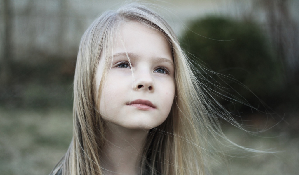 Маленькая девочка с распущенными волосами