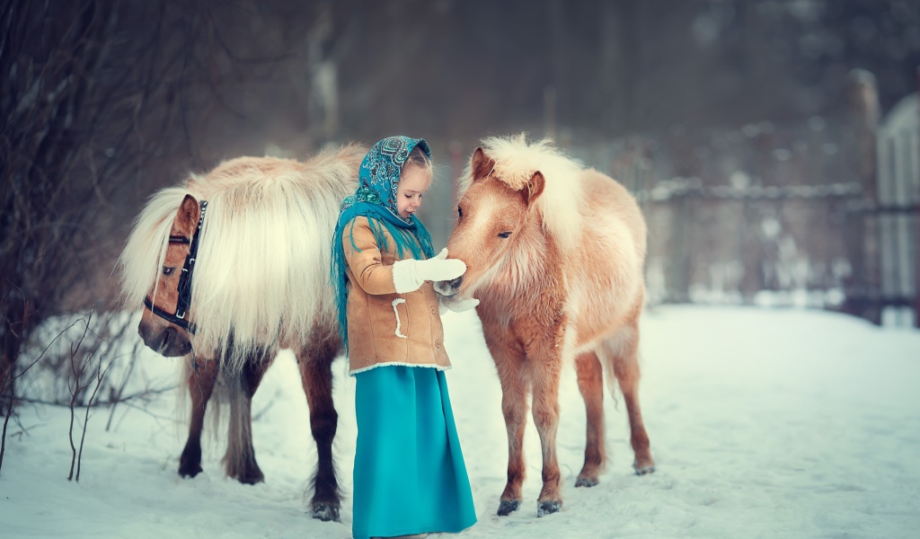 Маленькая девочка с пони зимой