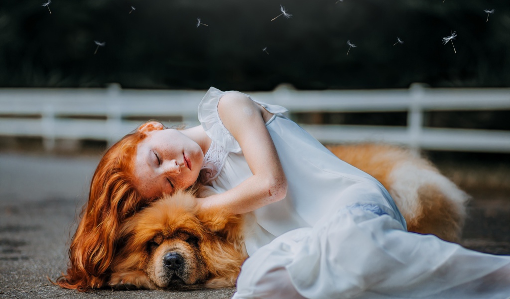 Маленькая рыжеволосая девушка в белом платье с собакой