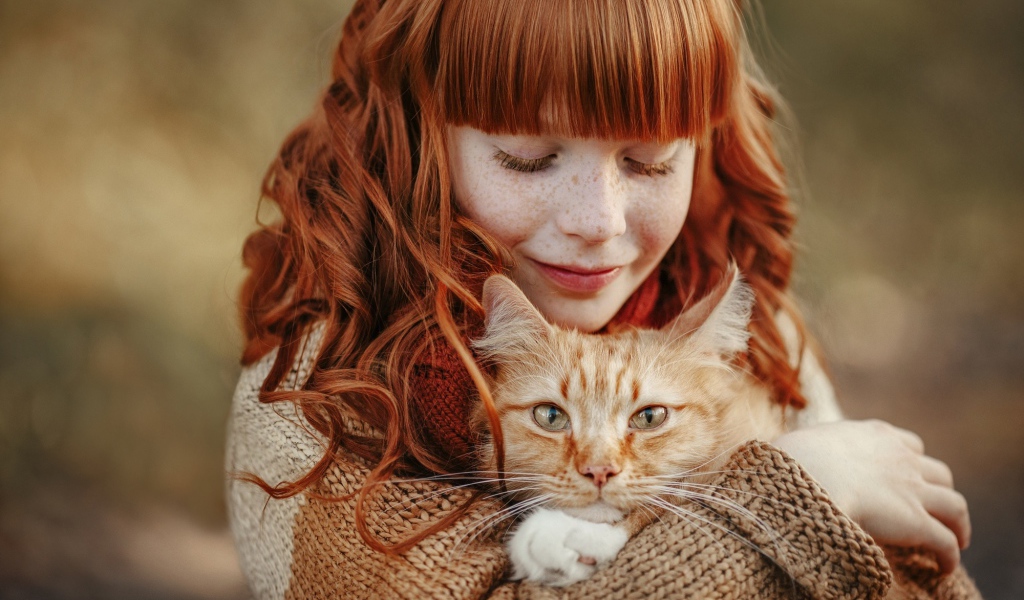 Маленькая рыжеволосая девочка с котом