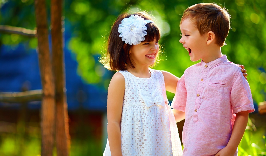 Маленькие улыбающиеся мальчик и девочка