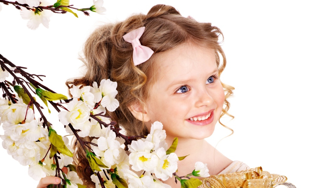 Маленькая улыбающаяся девочка с цветущей веткой