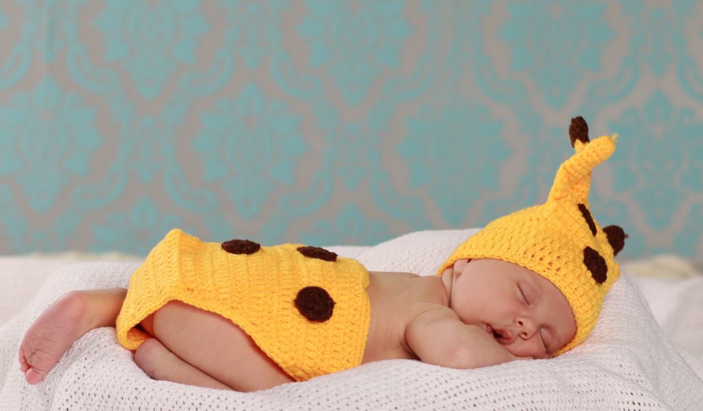 Спящий младенец в вязаном костюме Пикачу