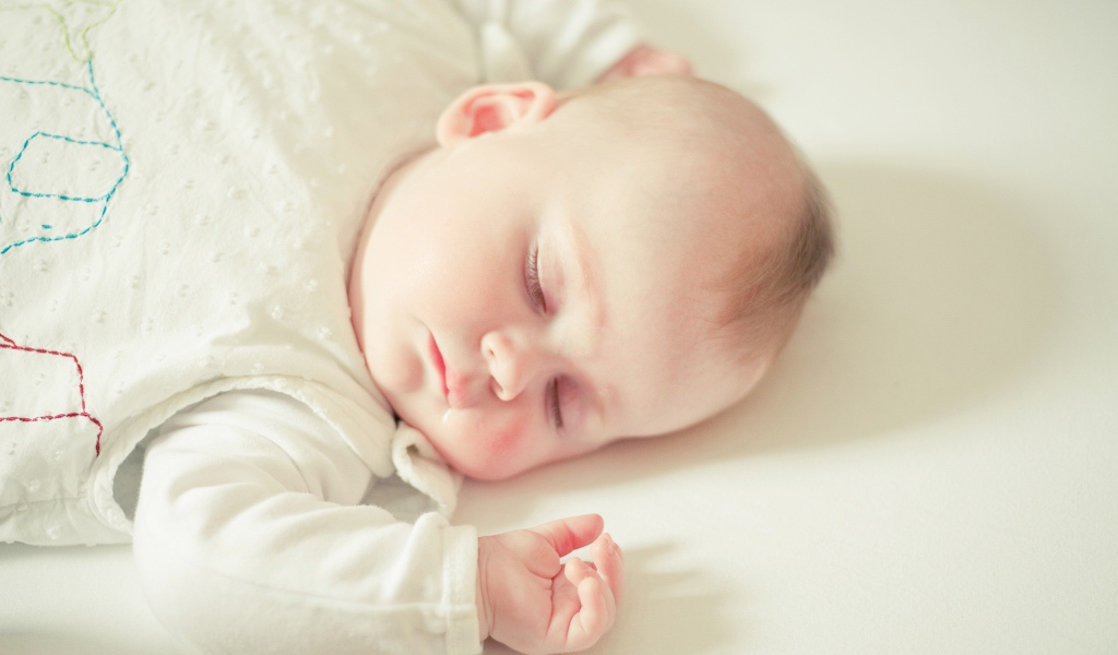 Спящий милый грудной ребенок