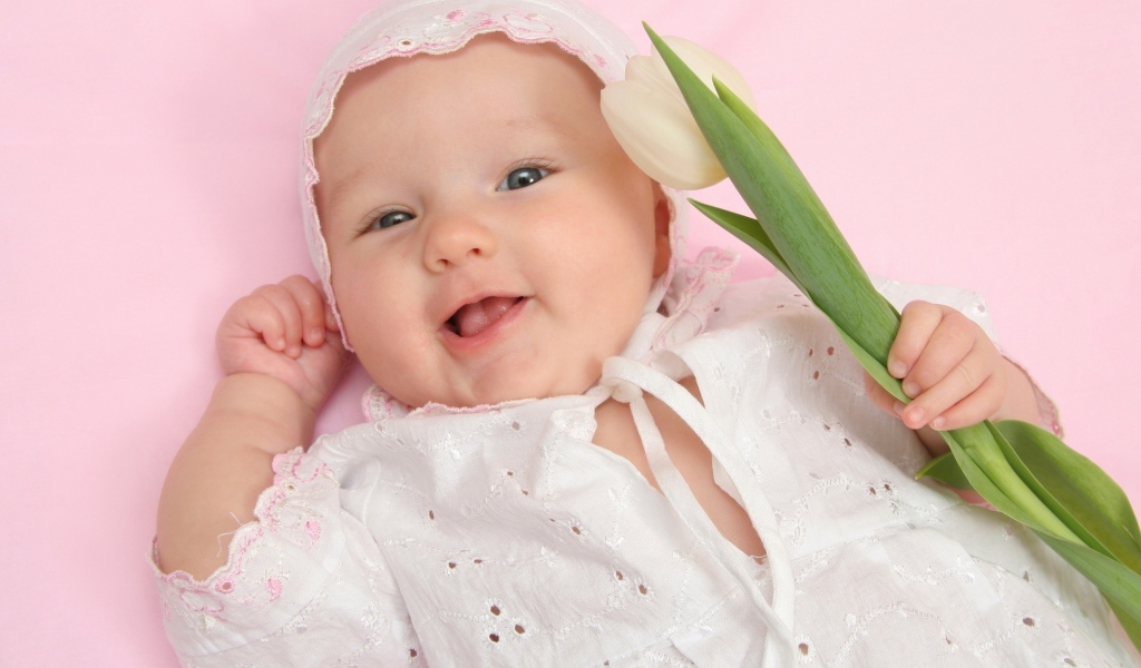 Улыбающийся младенец с тюльпаном