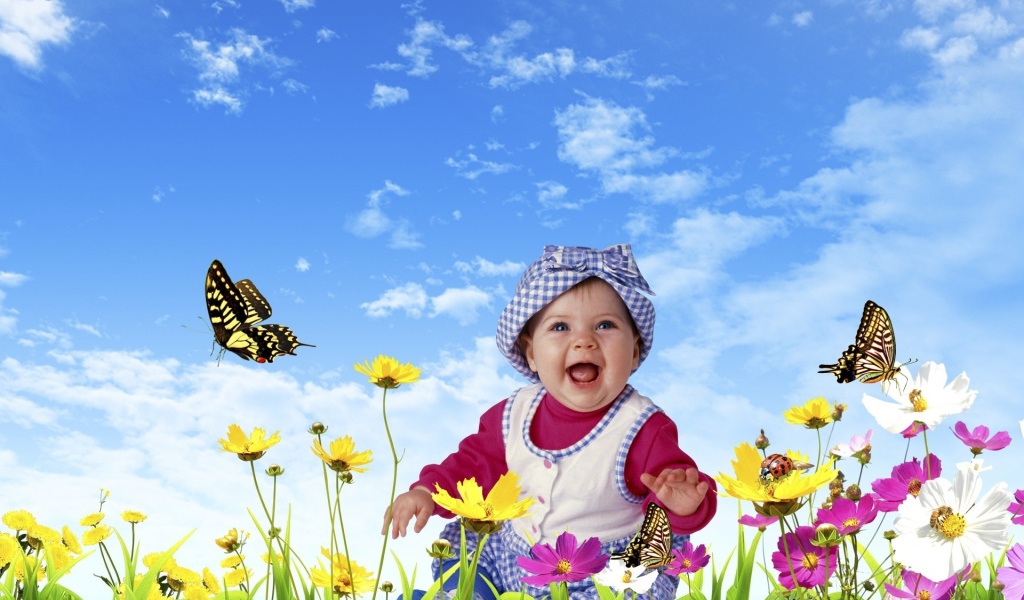 Улыбающийся ребенок на фоне голубого неба