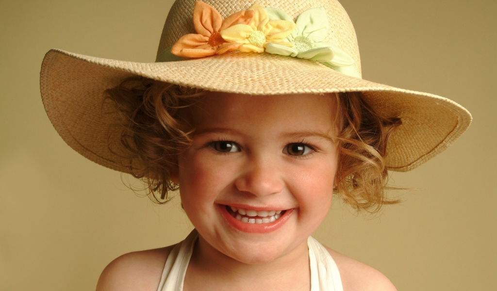 Улыбающаяся девочка в большой шляпе