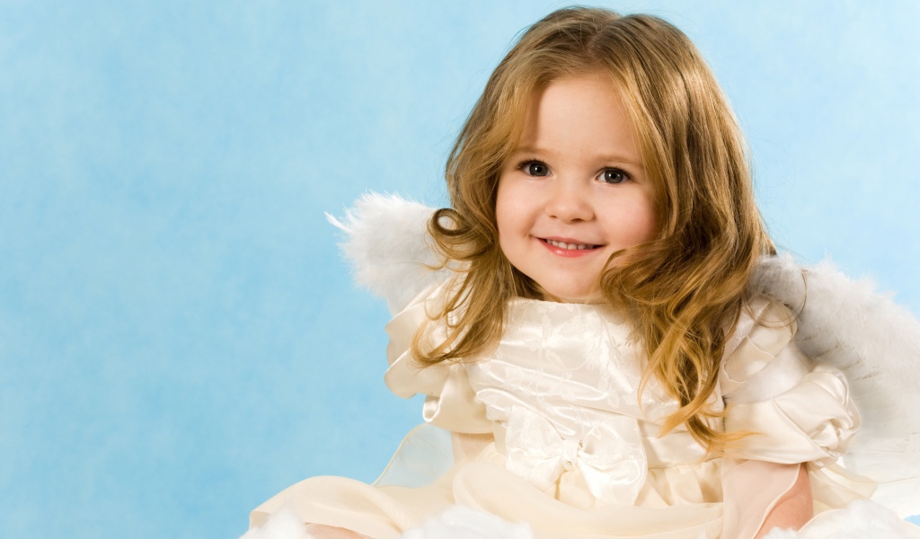 Улыбающаяся девочка с крыльями ангела
