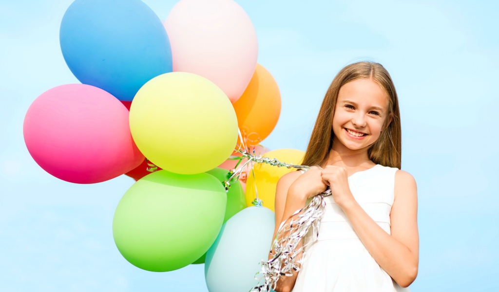 Улыбающаяся девочка с воздушными шарами