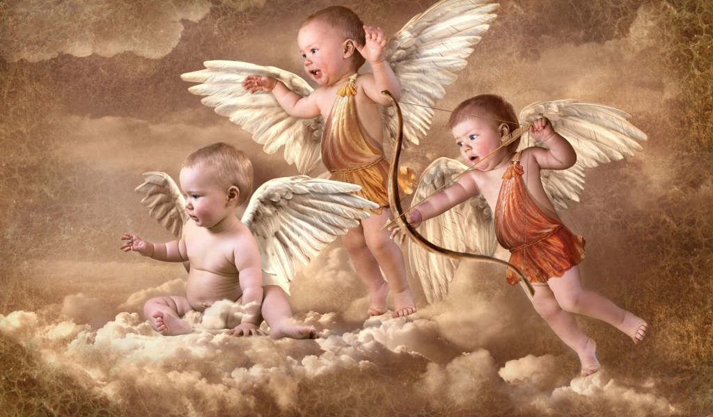 Три маленьких ребенка в костюме купидонов