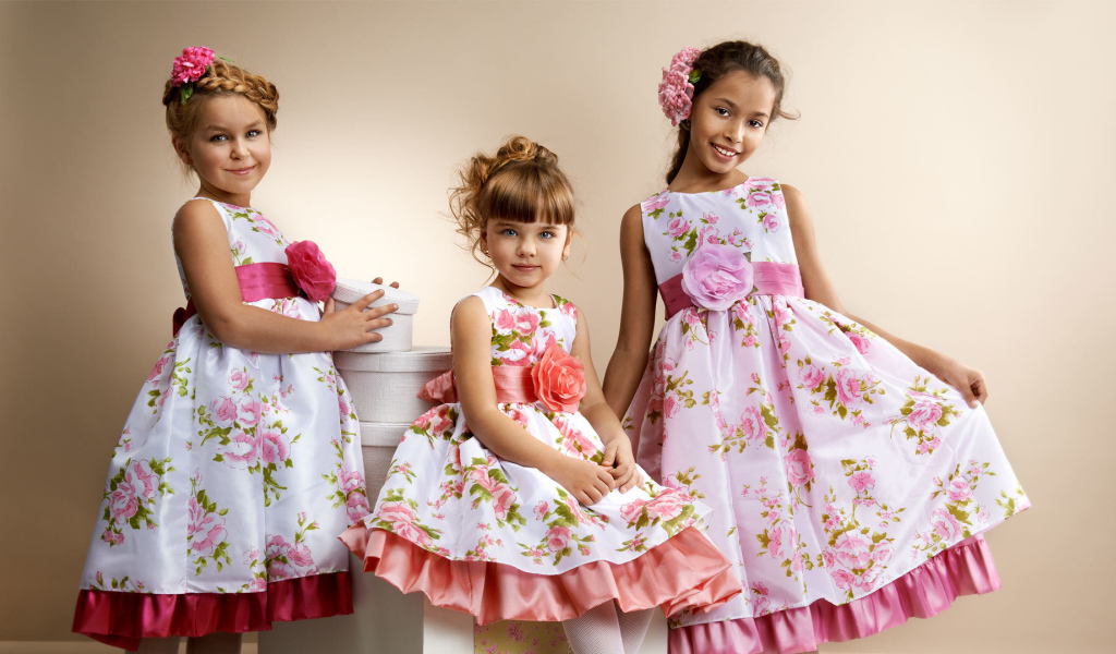 Три маленькие девочки в красивых платьях