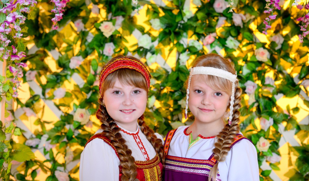 Две девочки в народных костюмах