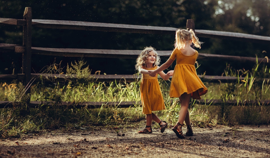 Две маленькие девочки танцуют