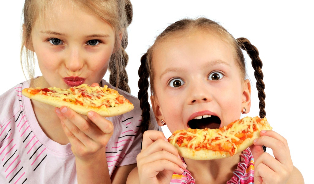 Две маленькие девочки с пиццей