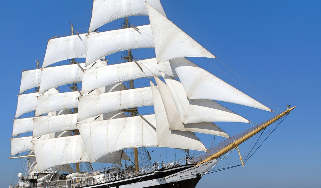 Большой корабль с белыми парусами в море 