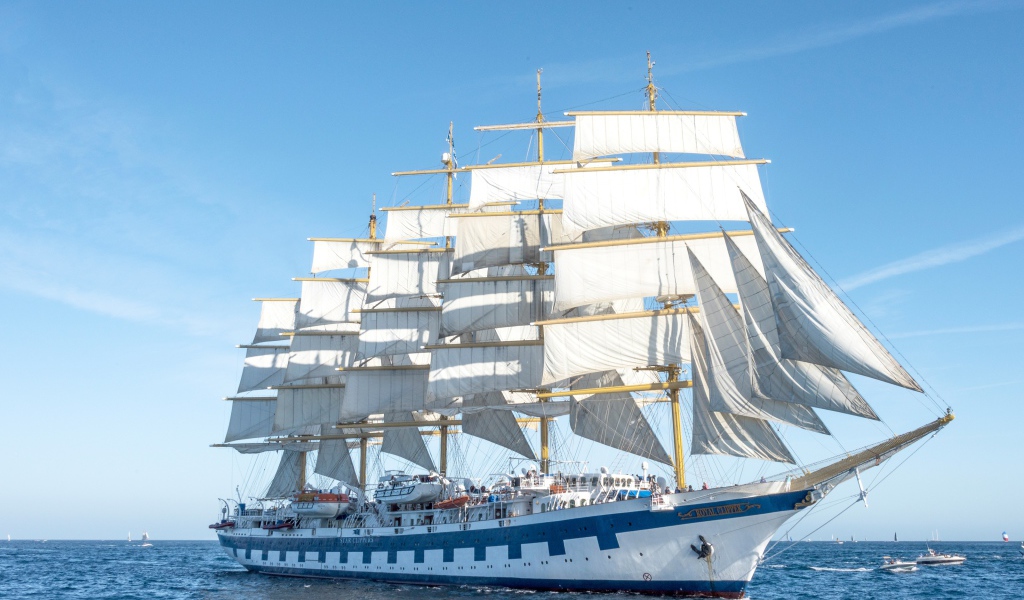 Круизное парусное судно Royal Clipper в море