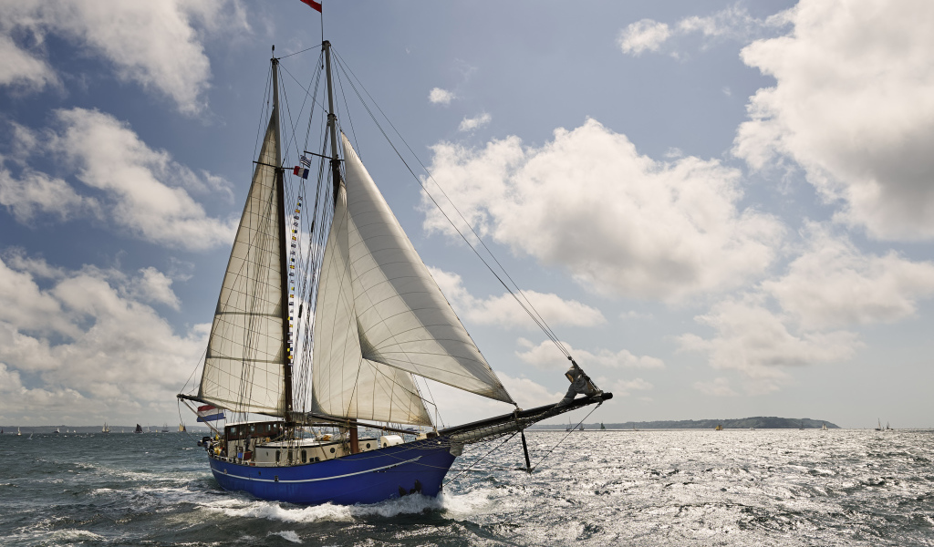 Парусно судно в море солнечным днем