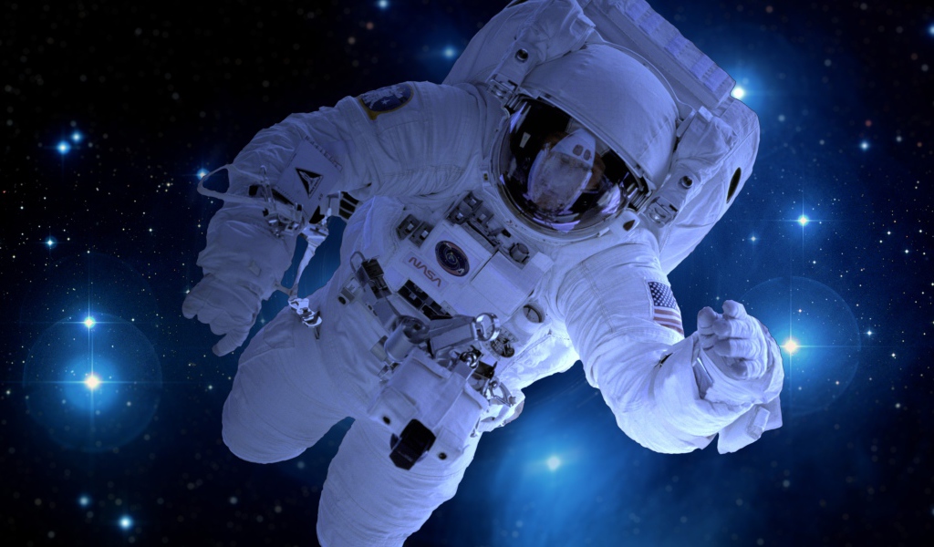 Астронавт в открытом космосе среди звезд