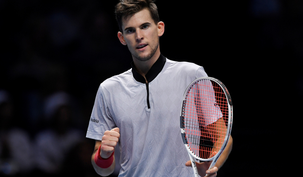 Австрийский теннисист Доминик Тим с ракеткой