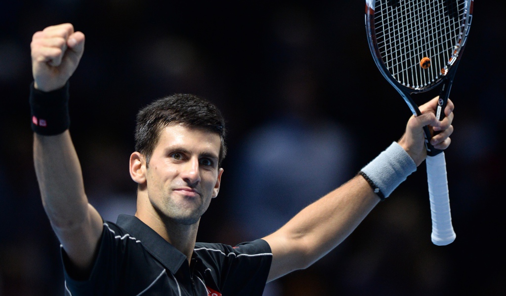 Новак Джокович сербский профессиональный теннисист с ракеткой в руке