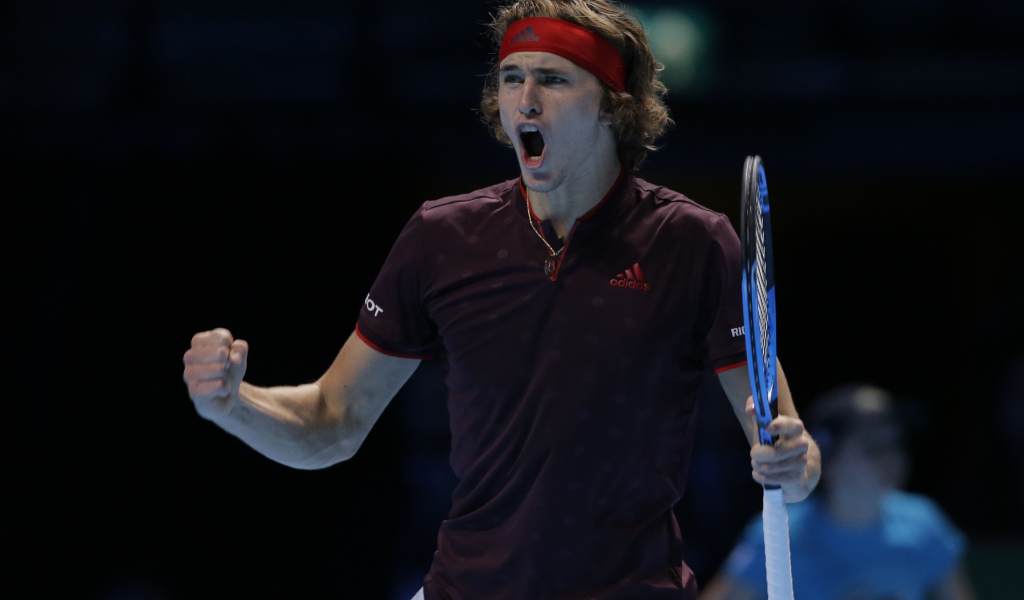 Профессиональный теннисист Александр Зверев с ракеткой кричит на корте 