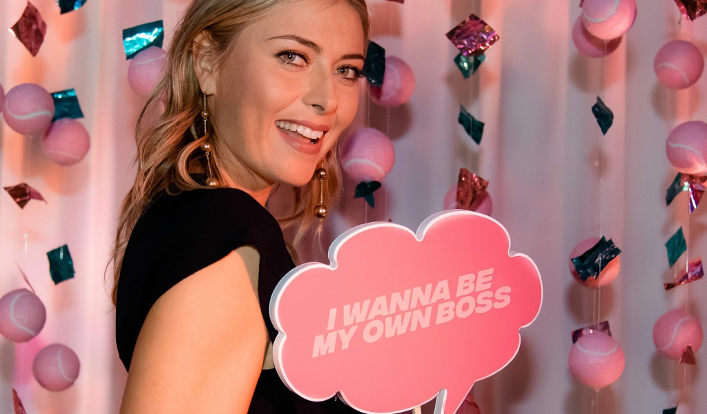 Улыбающаяся девушка, теннисистка Мария Шарапова 