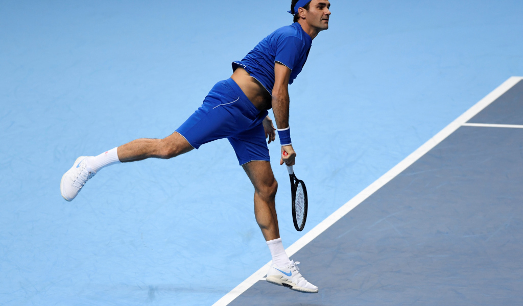 Швейцарский теннисист Роджер Федерер на корте