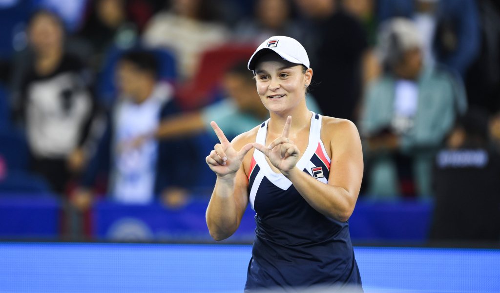 Молодая теннисистка Эшли Барти на корте 