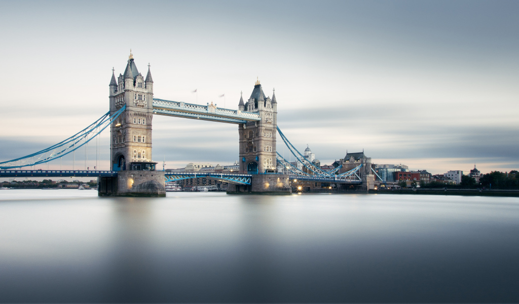 Красивый Тауэрский мост над рекой, Лондон